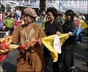 여성의 속성과 닮은 한지를 이용한 문화행사. 한지엔 두레방 기지촌 여성들이 평화 메시지를 써 넣었다. 